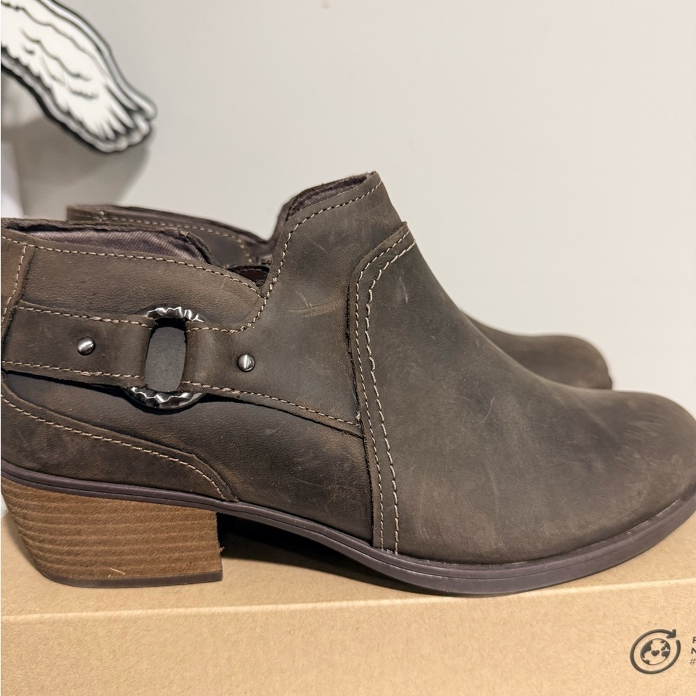 New nib Clark’s brown ankle booties sz 7 oiled leather - Picture 5 of 7